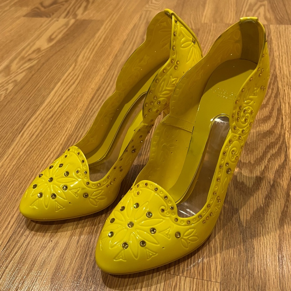 Dolce and‎ Gabbana encrusted yellow heels size 36 / US6